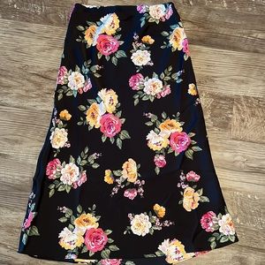 Long maxi skirt with floral print